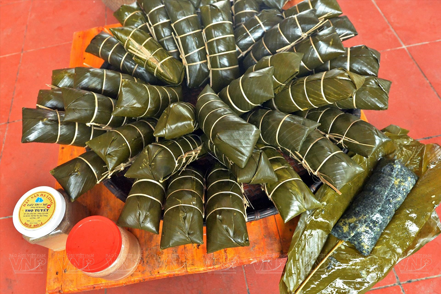 Угольный порошок из дерева нук нак не только придает пирогу уникальный вкус, но также обеспечивает охлаждающие свойства, предотвращая нагрев, характерный для других пирогов чынг. (Фото: ВИА)