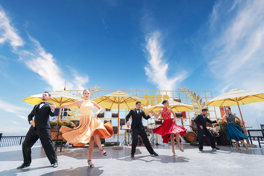 Танцевальные представления во время «Октоберфеста» в Sun World Ba Na Hills. (Фото: ВИА)