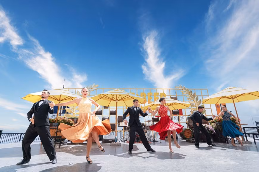 Танцевальные представления во время «Октоберфеста» в Sun World Ba Na Hills. (Фото: ВИА)