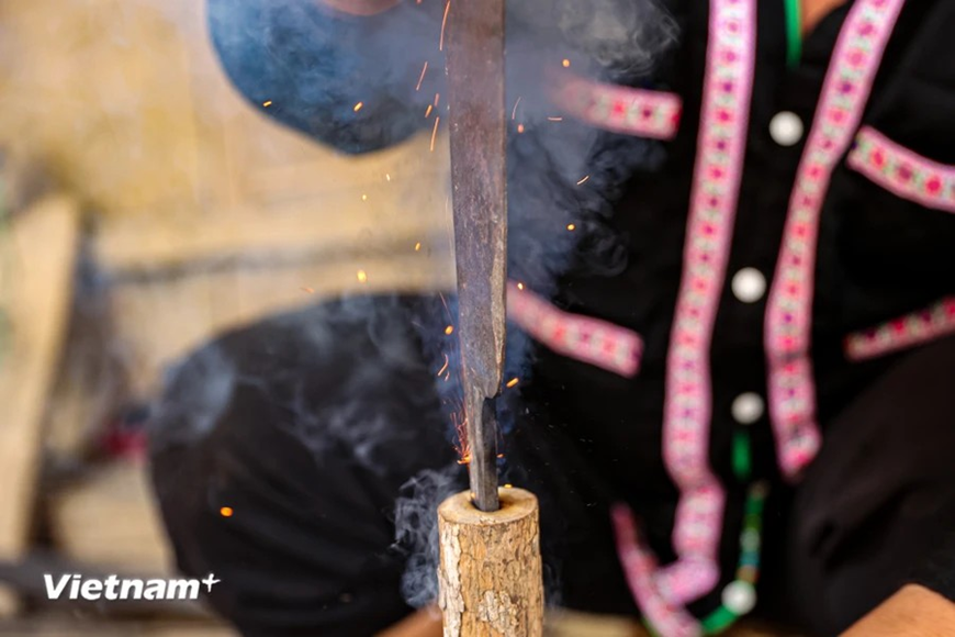 Поскольку все процессы выполняются вручную, опытный кузнец может сделать только около трех ножей в день, а менее опытные кузнецы производят еще меньше. (Фото: Vietnam+)