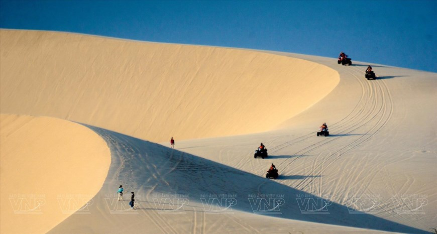 Прогулка на мотоцикле: восхождение на песчаные дюны Бау Чанг. (Фото: ВИА)