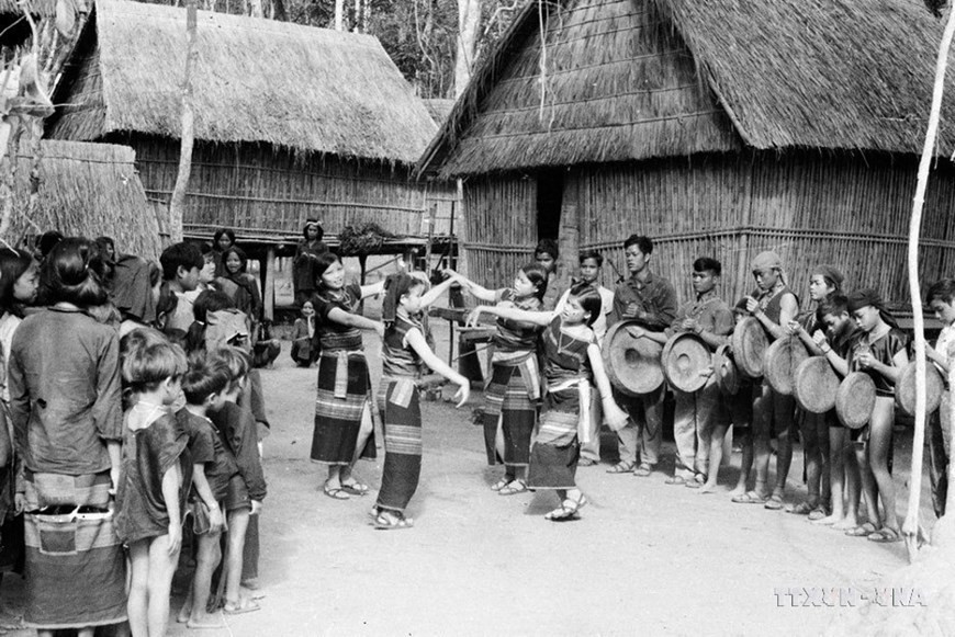 Жители Центрального нагорья танцевали и пели, празднуя победу. (Фото: ВИА)