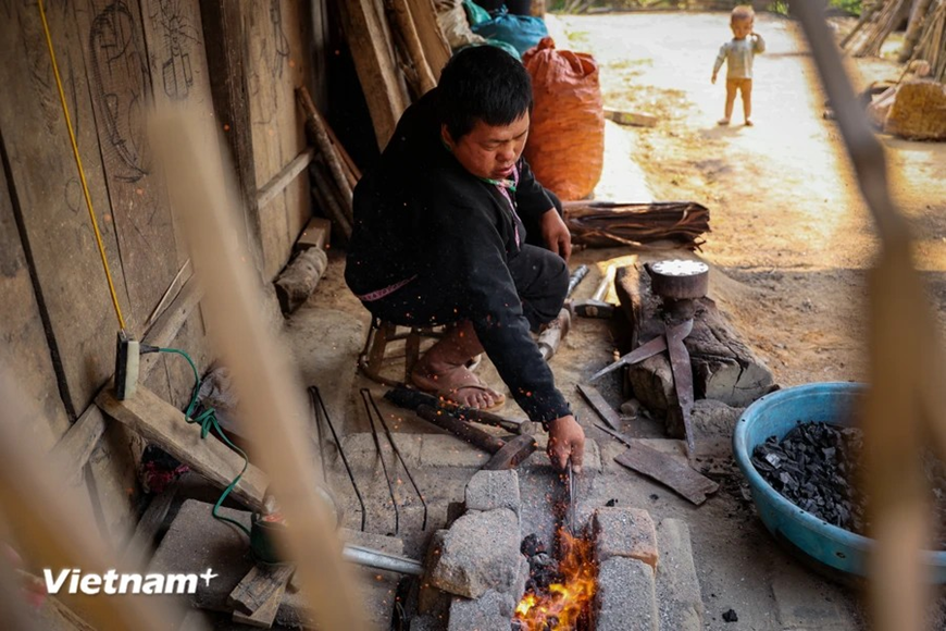 У этнической народности хмонг сохранилось множество традиционных ремесел, которые являются неотъемлемой частью их культурной самобытности, а кузнечное дело - самое давнее и наиболее неотъемлемое для их повседневной жизни и производственной деятельности. (Фото: Вьетнам+)