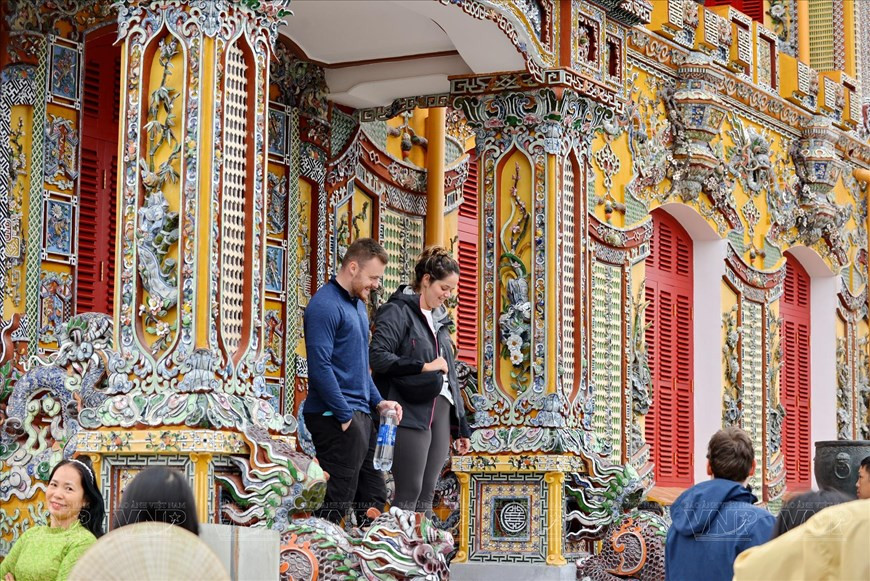 Иностранные гости осматривают дворец Кьенчунг (Фото: VNP/ВИА)