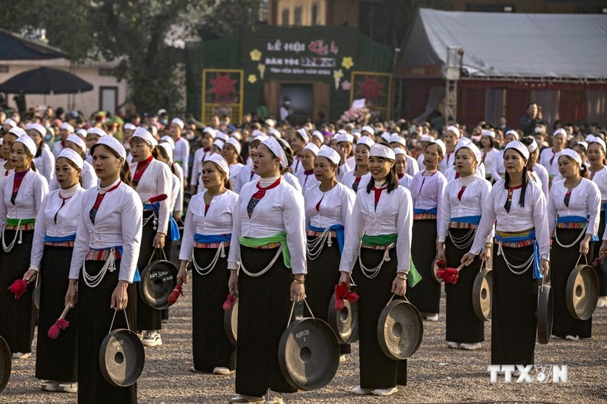  Женщины народности мыонг в Хоабинь в своих традиционных нарядах. (Фото: ВИА)