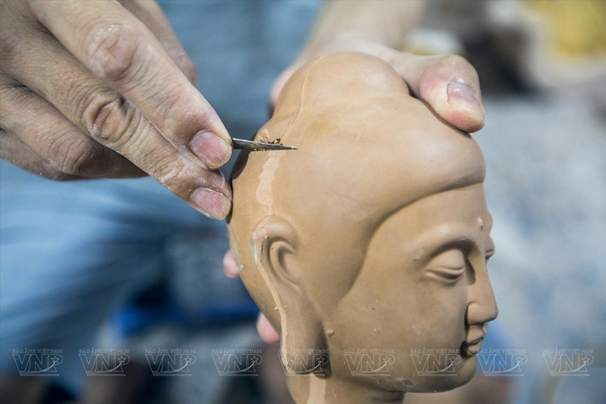  Изображения Будды тщательно вырезаны, чтобы максимально быть приближенными к повседневной жизни (Фото: VNP).