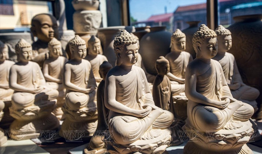  Завершенный этап формования керамики с резьбой по Будде. (Фото: VNP/ВИА).