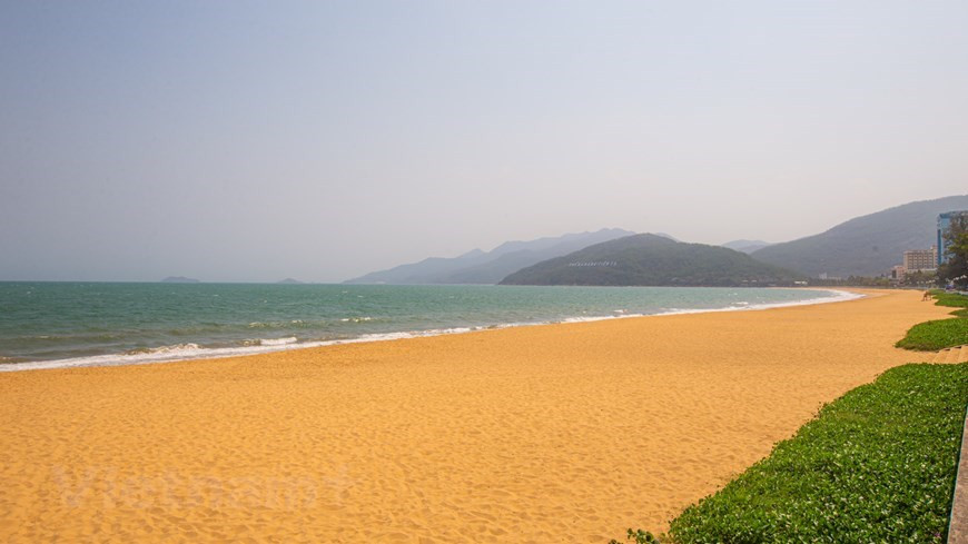 Пляж Куиньона - красивое место с кристально голубым морем и золотым песком. Утром, когда восходит солнце, морская вода Кико настолько чистая и голубая, что напоминает небо. Это создает необычную атмосферу романтики и спокойствия. Капли росы, оставшиеся на листьях, медленно стекают на мелкий песок. Тишина. Красный солнечный свет постепенно появлялся за облаком тумана. Лодки на горизонте сливаются с морем, таким образом ознаменуя начало нового дня. Немаловажный элементам пейзажа – местные скалы, похожие на маленькие башни или шпили, поднимающиеся в небо. Когда с приливом вода отступает, то появляется узкая тропинка вдоль утеса. Можно прогуляться вдоль скал у берега и выйти к морю. Незабываемыми воспоминаниями станут простая прогулка по прохладной воде, игра с волнами или переворачивание водорослей и мха в поиске мелких морских животных. (Фото: Vietnam +)