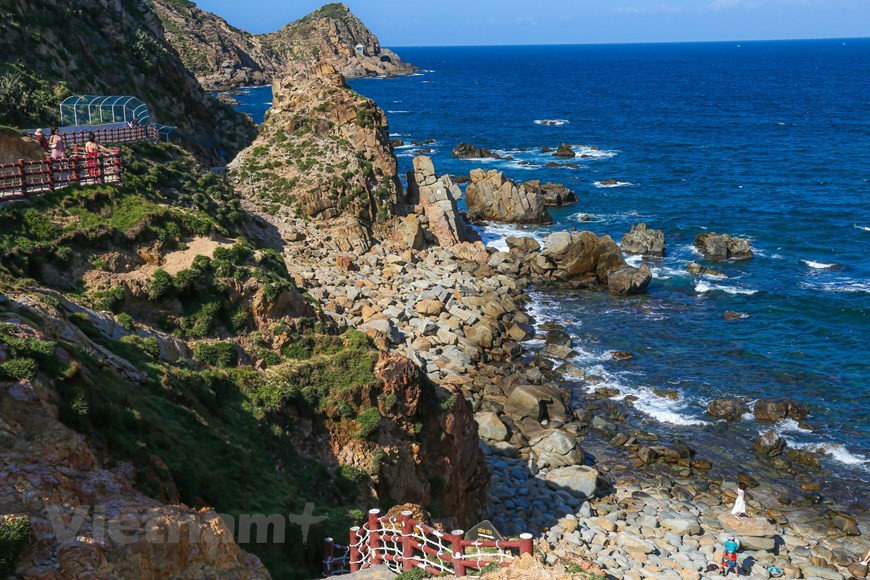 Буддийская статуя в пагоде Нгокхоа у моря служит символом мира и удачи для местных рыбаков. Помимо духовных туристических направлений, в Биньдине также есть бесчисленные и интересные места, которые вы не должны пропустить. Вы можете свободно исследовать уникальную архитектуру башен Чам, посетить музей Куангчунг и узнать о месте рождения мастера Тай Сон Тама, а также изучить артефакты и антиквариат героических страниц истории знаменитой родины боевых искусств... либо просто поплавать в чистом синем море, чтобы почувствовать единение с красотами Куиньона, Эожо, Кико, Хонкхо, острова Кулаоксань... Приезжайте в Куиньон в Биньдине, чтобы насладиться множеством вкусных блюд, природными дарами и радушием населения Биньдиня, всегда радостно встречающего гостей. (Фото: Vietnam +)