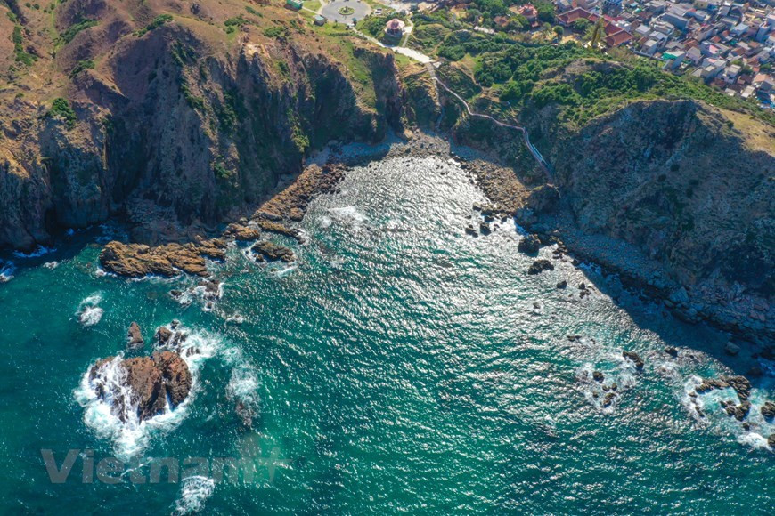 Посреди дугообразной цепи гор, обращенной к морю, скала Эожо образует самый дальний и самый впечатляющий пролив в городе Куиньон, провинция Биньдинь. Эожо считается “природным шедевром”, удивительно красивым местом на фоне огромного океана, который мать-природа посвятила земле Биньдинь. Возможно, Эожо не так знаменит, как его “ближние и дальние кузены” - Фуйен, Лисон, Фукуок... однако этого достаточно, чтобы посетители были изумлены здешней дикой красотой. На пути к Эожо, посетители могут полюбоваться захватывающими дух дорогами, а также местными красивыми пейзажами. Эожо - это побережье, окруженное величественными горами с прекрасным видом на море. Здесь можно насладится не только огромным океаном с чистой голубой водой и шепотом волн, но и увидеть горы и скалы, стоящие посреди океана, что является редкой и поистине необычной картиной. (Фото: Vietnam +)