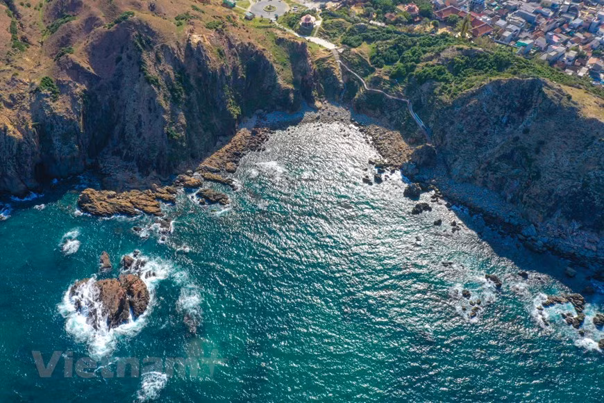 Посреди дугообразной цепи гор, обращенной к морю, скала Эожо образует самый дальний и самый впечатляющий пролив в городе Куиньон, провинция Биньдинь. Эожо считается “природным шедевром”, удивительно красивым местом на фоне огромного океана, который мать-природа посвятила земле Биньдинь. Возможно, Эожо не так знаменит, как его “ближние и дальние кузены” - Фуйен, Лисон, Фукуок... однако этого достаточно, чтобы посетители были изумлены здешней дикой красотой. На пути к Эожо, посетители могут полюбоваться захватывающими дух дорогами, а также местными красивыми пейзажами. Эожо - это побережье, окруженное величественными горами с прекрасным видом на море. Здесь можно насладится не только огромным океаном с чистой голубой водой и шепотом волн, но и увидеть горы и скалы, стоящие посреди океана, что является редкой и поистине необычной картиной. (Фото: Vietnam +)
