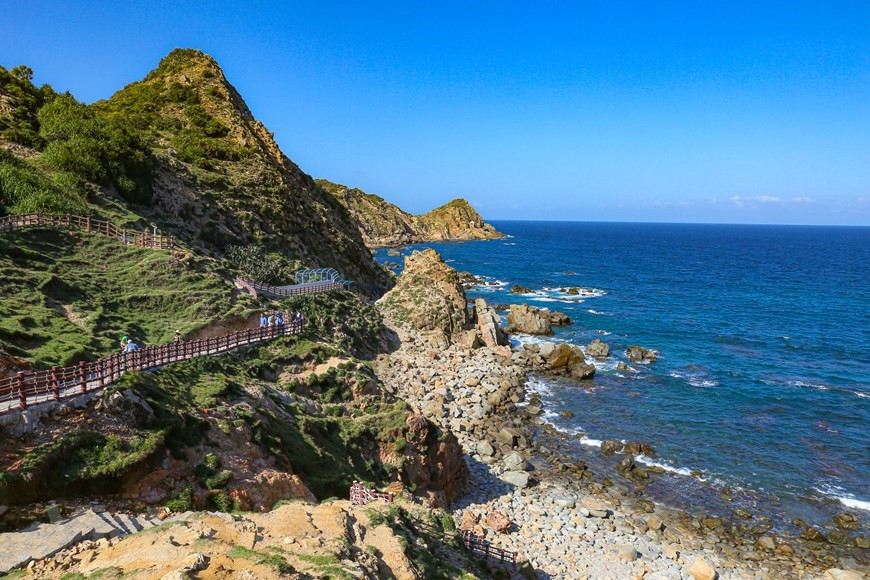 Эожо может похвастаться первозданной природной красотой среди живописных гор и потрясающей береговой линией. Эожо считается “природным шедевром”, удивительно красивым местом на фоне огромного океана, который мать-природа посвятила земле Биньдинь. Возможно, Эожо не так знаменит, как его “ближние и дальние кузены” - Фуйен, Лисон, Фукуок... однако этого достаточно, чтобы посетители были изумлены здешней дикой красотой. На пути к Эожо, посетители могут полюбоваться захватывающими дух дорогами, а также местными красивыми пейзажами. Особенность Эожио – местные морские восходы и закаты, которые никого не оставят равнодушным. Из центра города Куиньон гости могут проехать по улице Во Нгуен Зиап через мост Тхинай, продолжив свой путь по шоссе 19B до дома культуры коммуны Ньонли, а отсюда по прибрежной дороге можно добраться до Эожо. (Фото: Vietnam +)