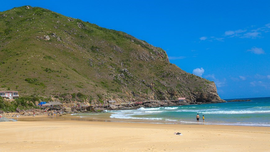 Остров Кико имеет синее море и белый песчаный пляж Kикo – идеальное место для коротких летних каникул. Совершая экскурсию по Kико - Eoжо, посетители могут в полной мере ощутить путешествие по коралловому дайвингу, поставлению лагерей, попробованию морепродуктов в течение дня. Когда вам наскучит играть в чистой голубой воде, вы можете пройти босиком по пляжу среди кокосовых пальм и спеть несколько песен о любви к морю. Можно полюбоваться красивыми пейзажами пляжа Кико и его переливающимся на солнце песком, который напоминает сверкающие драгоценные камни в открытом охотником за сокровищами сундуке. Никого не оставит равнодушным картина: солнце ярко светит, чистое синее море похоже на серебро, а песчинки сияют словно маленькие бриллианты. (Фото: Vietnam +)