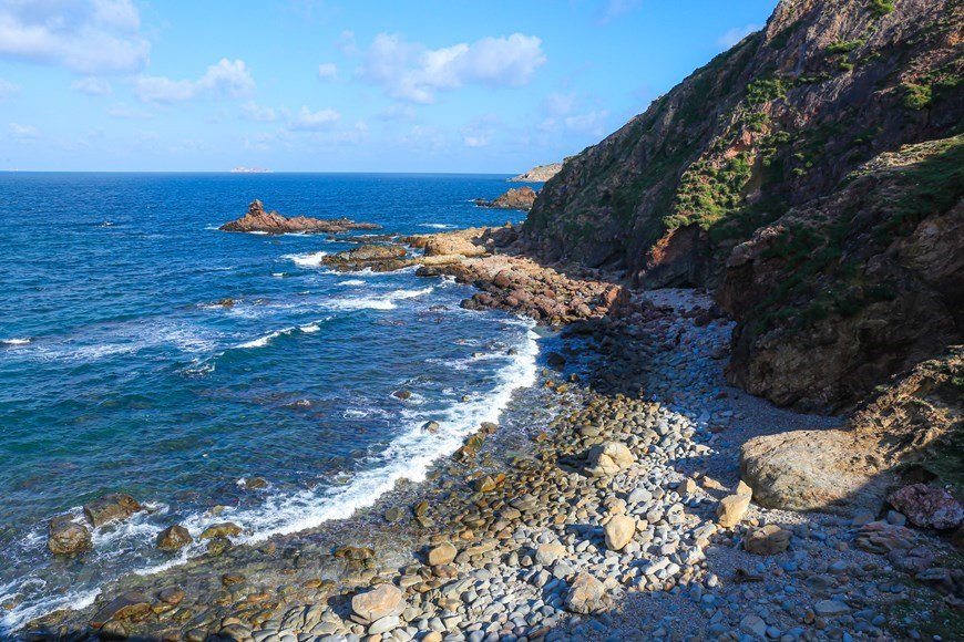 Особенность Эожио – местные морские восходы и закаты, которые никого не оставят равнодушным. Из центра города Куиньон гости могут проехать по улице Во Нгуен Зиап через мост Тхинай, продолжив свой путь по шоссе 19B до дома культуры коммуны Ньонли, а отсюда по прибрежной дороге можно добраться до Эожо. Здесь есть возможность арендовать лодку, чтобы доплыть до Кико. Кико расположен более чем в 20 км к юго-востоку от центра города Куинен. Это место считается самым интересным туристическим направлением в Куиньоне, где две стороны пляжа граничат с горой, а одна сторона обращена к морю. Очень подходит для людей, путешествующих на мотоцикле. Можно путешествовать на машине, однако для осмотра достопримечательностей и знакомства с этим местом будет удобнее передвигаться на мотоцикле. Эожо может похвастаться первозданной природной красотой среди живописных гор и потрясающей береговой линией (Фото: Vietnam +)