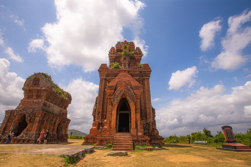 Говоря об архитектурных памятниках народности Чам, все обычно ссылаются на реликвию Мишон в Куангнаме или храмовую башню в Ниньтхуане, часто забывая, что о Биндине в центральной части Вьетнама – историческом месте могучей страны Чамп, спрятанное временем. Башня Баньит - одна из старейших групп башен и особое место, которое сложно игнорировать, посещая Биньдинь. Башня Баньит расположена в деревне Дайле коммуны Фыокхьеп (район Туйфыок, провинция Биньдинь). Во всей местности сохранилось 4 башни, расположенных на пологом холме на высоте 100 метров от уровня моря. Издалека группа башен выглядит как маленький пирог - традиционное блюдо Биньдиня, поэтому местные называют это место Башня Баньит. (Фото: Vietnam +)