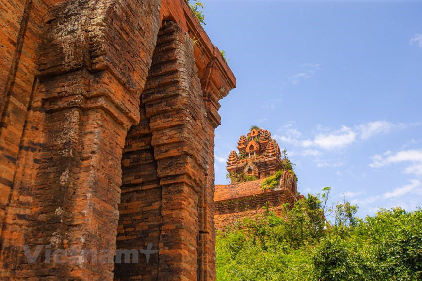 Башня была построена в архитектурном стиле Чам. Башня Баньит высотой 22 метра, на вершине башни находится статуя Шивы из камня, вокруг главной башни расположены три вспомогательные башни, смелая архитектура Чампа, красиво оформленная и обладающая высокой художественной ценностью. Главная башня имеет самый большой размер и расположена в центре холма, в окружении 3-х небольших башен, как бы создавая странную реальность путешествия в прошлое – во времена таинственной страны Чампа. Высота главной башни около 20 метров, но входные ворота выступают снаружи на 2 метра, они довольно сложные и красивые. Все элементы – будь то столбы, стены или высокий купол, украшены руками искусных мастеров, которые старались сохранить вид башни мягким, элегантным, и не жестким. Барельефы главной башни сделаны в живой и привлекательной манере. (Фото: Vietnam +)