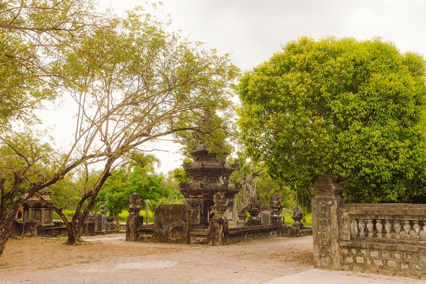 Пагода Тхаптхап в общине Анньон является одной из самых известных древних пагод в центральном регионе. Пагода Тхаптхап Дида расположена примерно в 28 км от города Куинен, она построена на холме с десятью башнями Чам. Это самая старая пагода, реставрированная четыре раза, но все же сохранившая общую гармонию, достоинство и свою древность. Пагода расположена на севере древней цитадели Добан, столицы древней страны Чиемтхань, недалеко от шоссе I и в 28 км от города Куиньон. В древности на холме, лежащем на склоне горы Нортдобан, стояло десять древних башен Чам, поэтому его назвали курганом Тхаптхап. Пагода была построена в 1683 году во время правления Чан Хоа из династии Ле, которому приписывают строительство пагоды. (Фото: Vietnam +)