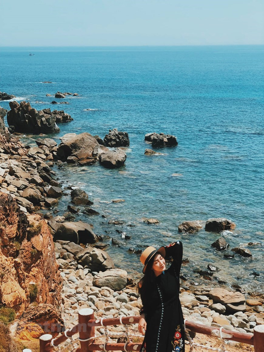 Величественные горы окружают это место, а скалы покрыты бросающимся в глаза зеленым мхом. Куиньон имеет умеренный климат, поэтому вы можете приезжать сюда в любое время года, но для большего удобства вам следует ехать с февраля по август, этот сезон наиболее удобен для путешествий и осмотра достопримечательностей. Здесь вас поразят величественная дикая красота и гармоничная природа. Вы увидите вдалеке величественные горы, тенистые зеленые поля, почувствуете свежий воздух и сильные ветры, которые приносят сюда морскую соль.Во время прилива скалы здесь соединяются вместе, и вода течет между скалами, создавая красивые искусственные бассейны. Морская вода не спешит отступать, и волны цепляясь за скалы, весело и задорно играют у подножия скал, словно непослушные дети. (Фото: Vietnam +)