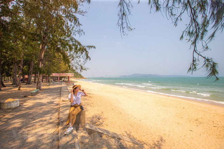 На пляже Куиньон туристы смогут покупаться в прохладной воде синего моря. Куиньон имеет умеренный климат, поэтому вы можете приезжать сюда в любое время года, но для большего удобства вам следует ехать с февраля по август, этот сезон наиболее удобен для путешествий и осмотра достопримечательностей. Здесь вас поразят величественная дикая красота и гармоничная природа. Вы увидите вдалеке величественные горы, тенистые зеленые поля, почувствуете свежий воздух и сильные ветры, которые приносят сюда морскую соль. Утром, когда восходит солнце, морская вода Кико настолько чистая и голубая, что напоминает небо. Это создает необычную атмосферу романтики и спокойствия. Капли росы, оставшиеся на листьях, медленно стекают на мелкий песок. Тишина, красный солнечный свет постепенно появлялся за облаком тумана. Лодки на горизонте сливаются с морем, таким образом ознаменуя начало нового дня. (Фото: Vietnam +)