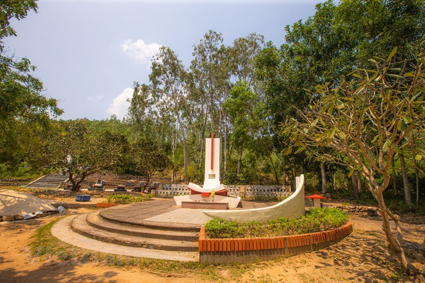 Приезжая в туристический Куихоа, посетители могут также посетить могилу талантливого поэта Хана Мак Ты. В 1938-1939 годах Хан Мак Ты заболел проказой и страдал от сильной боли. Его тело было сухим, а кожа на руках начала грубеть, поскольку он был вынужден много работать. Врач сказал, что проказа вызвана бациллой Хансена. Болезнь у Хан Мак Ты развивалась очень быстро, он начал принимать множество шарлатанских лекарств, что привело к повреждению его органов и преждевременной смерти. Он умер на пике своей карьеры в очень молодом возрасте от проказы. Однако этот талантливый и самоотверженный человек за свою короткую жизнь успел оставить бесценное поэтическое наследие, а его прекрасные произведения глубоко тронули сердца вьетнамцев, навсегда оставшись в народной памяти. (Фото: Vietnam +)