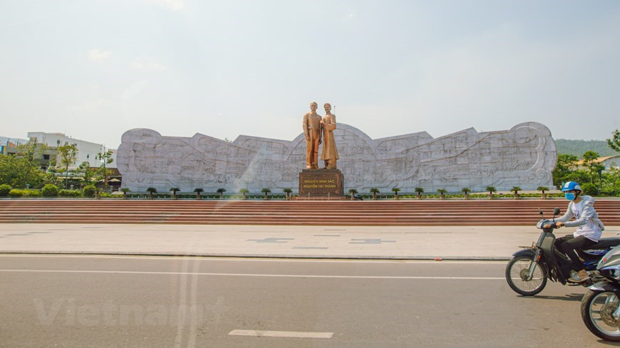 Приезжая в прибрежный город Куиньон, посетители могут прогуляться по площади Нгуен Тат Тхань, где находится статуя Нгуен Синь Сака и патриотичного молодого человека Нгуен Тат Тхань. В Биньдине, помимо знаменитых пляжей, есть также бесчисленное множество красивых и интересных мест, которые вы не должны пропустить. Провинция Биньдинь известна как земля со множеством пагод с уникальной архитектурой и открытым ландшафтом. Здесь вы можете осмотреть достопримечательности, полюбоваться храмовой архитектурой или пообщаться с монахами... Помимо приобщения к духовной жизни, посещение этих мест также дает посетителям возможность расширить свои знания о местной культур Земли боевых искусств. Посетите Биньдинь, чтобы насладится духовным туризмом. (Фото: Vietnam +)