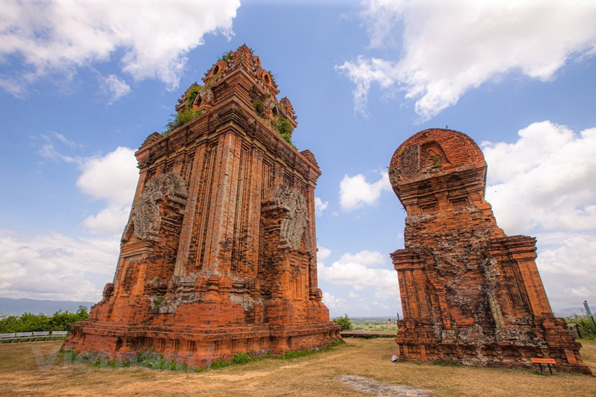 В Биньдине расположено много других древних башен, таких как башни-близнецы на улице Чан Хынг Дао, квартал Донгда, квартал Куиньон. Население провинции Биньдинь гордится башней Баньит, поскольку та является древним памятником чамов, имеющим самую разнообразную и богатую архитектуру. Она не имела не только оборонительное значение на враждебных землях, но и продвигала культурное влияние уникального искусства Чампа. Башня Баньит находится недалеко от национального шоссе 1A, поэтому посетители могут легко сюда добраться во время своего визита в Биньдинь. Как и большинство других башен Чам во Вьетнаме, башня Баньит обращена на восток. Поэтому желающие посетить это место туристы, могут пройти по северо-восточной дороге от ворот до холма с комплексом башен, и впереди наверняка будет много сюрпризов и интересных вещей. (Фото: Vietnam +)