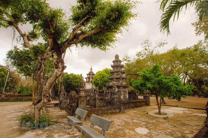 Пагода также называется Нгуен Тхиеу – по имени монаха-основателя пагоды. Пагода Тхаптхап была построена из кирпичей Чам. Основная часть пагоды состоит из главного зала, Западной и Восточной дороги, с большим коридором, соединяющим и охватывающим большой двор, вымощенный квадратной плиткой, демонстрирующий все виды декоративных растений. В передней части пагоды, ее оформление сделано из ценных пород дерева, оно очень изысканно и искусно вырезано, сочетает в себе мотивы свитков цветов, стилизованных цветов лотоса, драконов и фениксов. Верхние части восьми рядов столбов резные и декорированные. Помимо основных элементов, рядом с пагодой есть еще 24 большие и малые ступы с разными архитектурными формами. Перед пагодой находится большой пруд с лотосами, построенный из старого латерита. (Фото: Vietnam +)