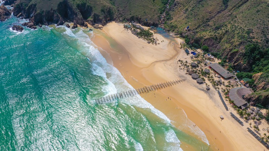 Расположенный на острове Ньонли, в 25 км в 20 минутах путешествия на лодке от Куиньона, провинция Биньдинь, пляж Kико с любовью называют “вьетнамские Мальдивы”. Пляж Кико - место, погруженное в удивительную природную красоту. Кико расположен более чем в 20 км к юго-востоку от центра города Куиньон. Это место считается самым интересным туристическим направлением в Куинене, где две стороны пляжа граничат с горой, а одна сторона обращена к морю. Очень подходит для людей, путешествующих на мотоцикле. Можно путешествовать на машине, однако для осмотра достопримечательностей и знакомства с этим местом будет удобнее передвигаться на мотоцикле. Придя на пляж Кико, вы насладитесь прохладной изумрудной водой, в которую можно погрузиться и проплыть в ней около 100 метров, и ее уровень будет чуть выше шеи. Мягкий и белый песок покрывает пляж, а недалеко от него – зеленые кокосовые пальмы, создающие прохладную тень в жаркие дни. (Фото: Vietnam +)