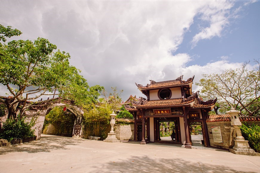 Пагода расположена в коммуне Дапда, в 23 км от города Куиньон в центральной прибрежной провинции Биньдинь. Туристы, прибывающие в Куиньон из аэропорта Фукат, по незнанию могут просто пропустить это место. Однако, сделав здесь остановку, можно посетить знаменитый храм и погрузиться в мир благовоний. Когда вы впервые приедете сюда, вы обязательно будете поражены красотой этого места, поскольку пагода во многом отличается от великолепной и старинной архитектуры древних храмов. Она спроектирована с большим пространством, а само здание и башни построены с современными элементами, смешавшими яркие цвета стен и черепичных крыш, создавая причудливую и поэтическую атмосферу. (Фото: Vietnam +)