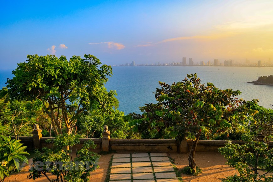 Пагода расположена так, что за окном открывается вид на романтическое голубое море. (Фото: Vietnam+)