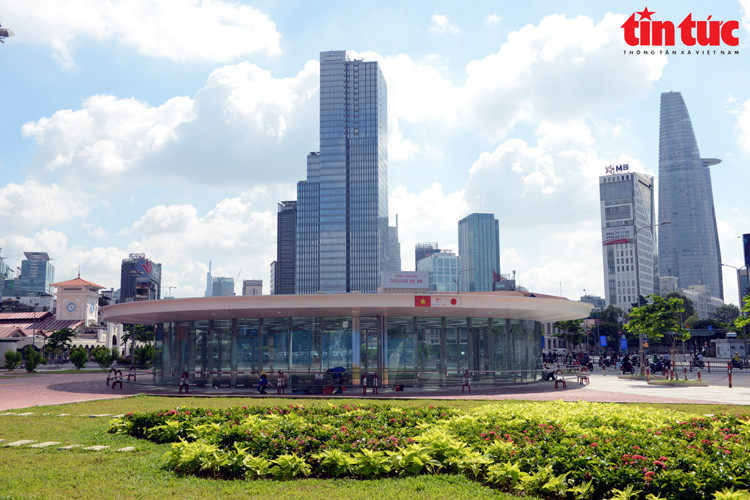 Световой люк обеспечивает естественное освещение станции Бентхань. (Фото: газеты Tin tức)