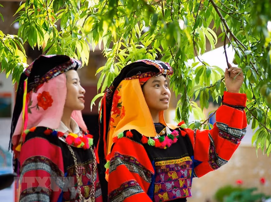 Традиционные костюмы носят люди «черный» Ло Ло в Лунгку, провинция Хажанг в праздники. (Фото: Нам Тхай/ВИА)