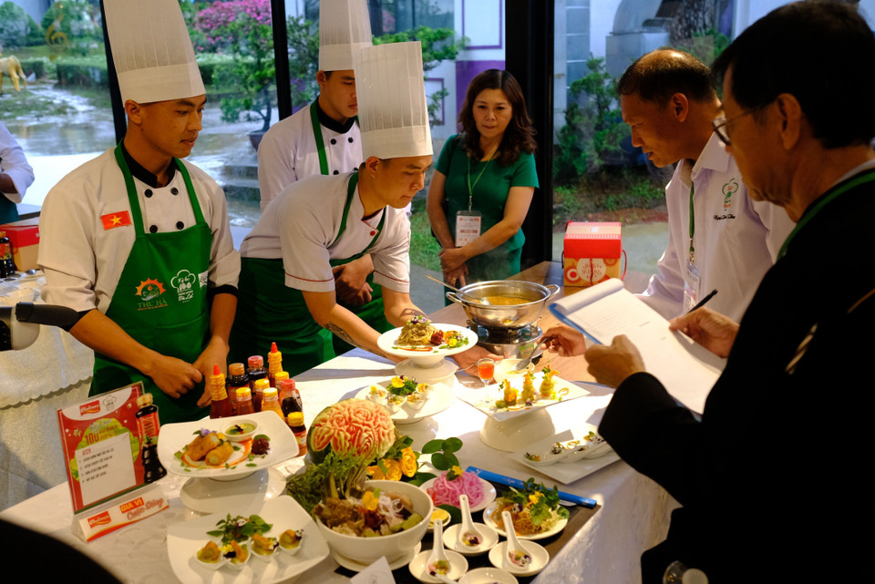 Жюри оценивает блюда и вручает призы лучшим командам конкурса. (Фото: ВИА)