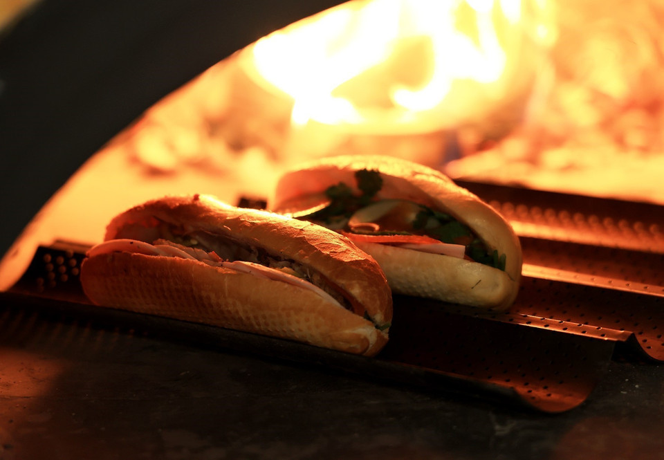 Багеты пекут на кирпичной печи, что дает корочку жетизну и хрустящность. (Фото: ИЖВ)