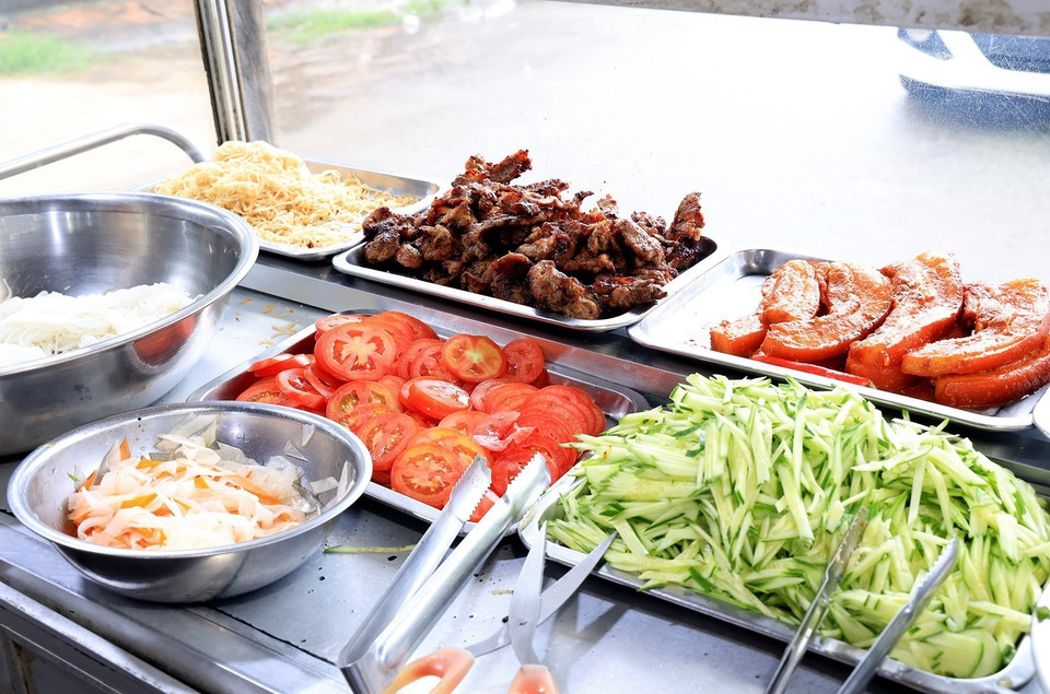 Популярные блюда, подаваемые с дробленым рисом: свиные ребрышки на гриле, свиная кожа, соленья. (Фото: ВИА)