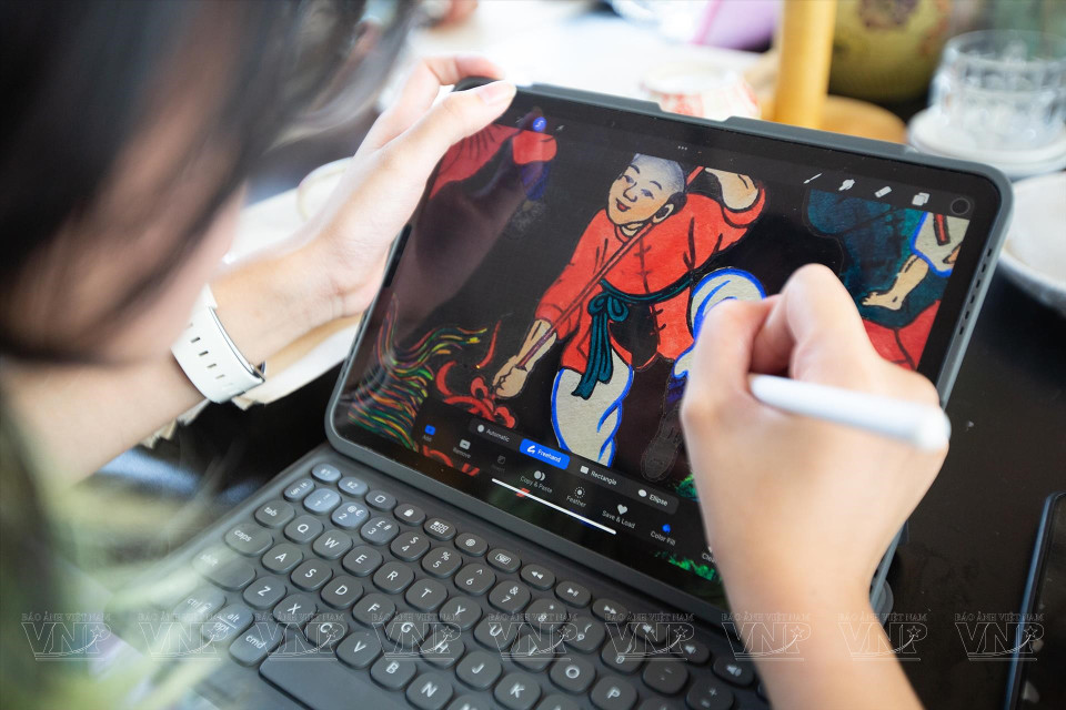 Изображения для укращения фонариков также создаются на графике. (Фото: ИЖВ)