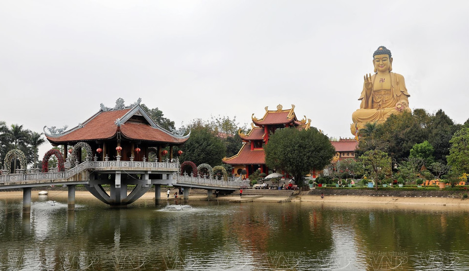Перед пагодой находится большое прямоугольное озеро. (Фото: ИЖВ)
