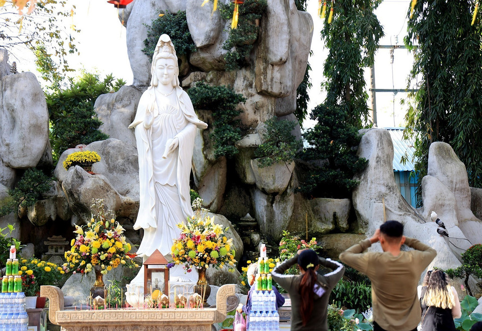 Люди в Хошимине посещают пагоды в новогодние дни. (Фото: ВИА)