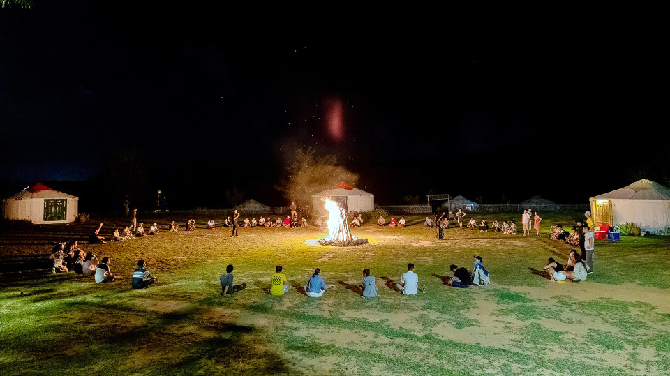 В Таньоли, утром наблюдать восход солнца на море, днем наблюдать закат, ночью собираться вместе под мерцающим огнем костера при прохладе путешественников в Таньоли ждет совсем иная жизнь. (Фото: ИЖВ)