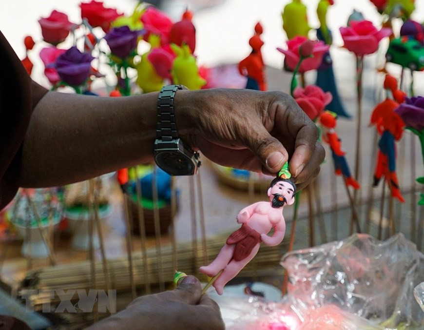 Ремесленники лепят персонажей по просбье клиентов. (Фото: ВИА)