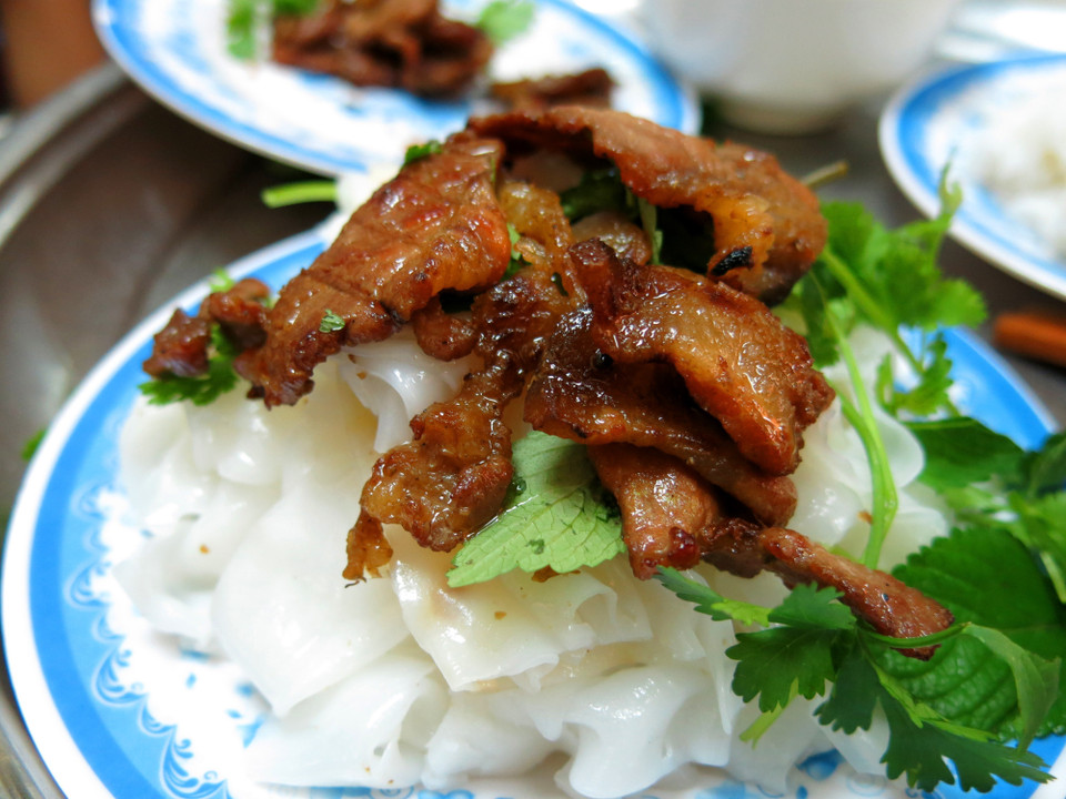 Банькуон изготавливаются из рисовой муки. Кроме начинки и «ча» банькуон также едят с жаренным мысом, как к Фули, провинция Ханам. (Фото: ВИА)