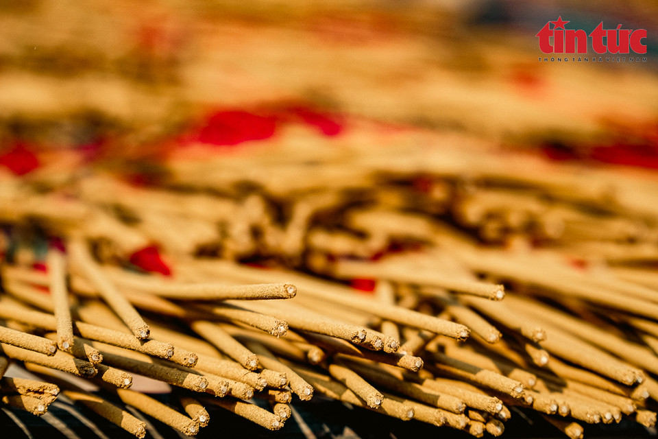 Благовония из агарового дерева, розмарина, кедра, пачули, розы, корицы, полыни, акации... с характерным ароматом.