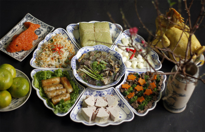 Традиционный поднос с блюдами в день провода Онг Конг Онг Тао на Севере. (Фото: Буй Тху).
