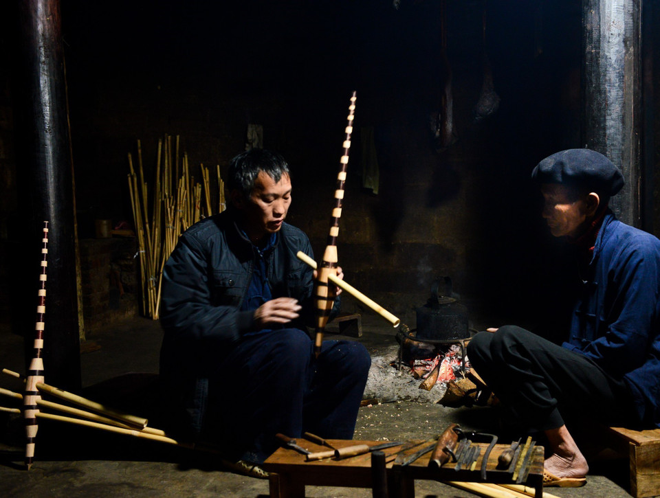 Ремесло по изготовлению флейта в семье Муа Ми Синя (деревня Шангпа Б, городка Меовак, уезд Меовак, провинция Хажанг) родовое. (Фото: ВИА)