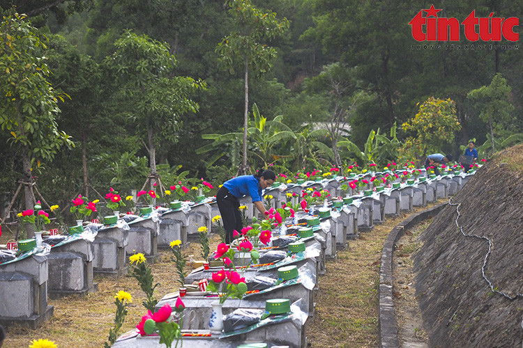 Зажжение свечей и возложение благовоний – ежегодное традиционное мероприятие, имеющее глубокий гуманистический смысл, демонстрирующее традицию «Пей воду, помни об источнике», благодарность сегодняшнего поколения за героические жертвы героев за независимость, свободу народа, ради благородного интернационального духа. (Фото: газеты Tin tức)