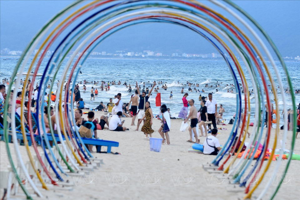 Туризм в Дананге оживляется во время сезона международного фестиваля фейерверков. (Фото: ИЖВ)