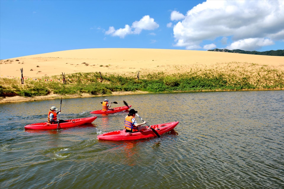 Туристы занимаются каякингом. (Фото: ИЖВ)
