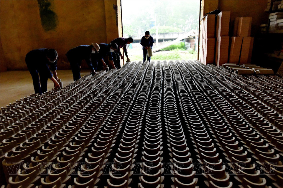 Некоторые этапы производства королевских кирпичей и черепиц. (Фото: ИЖВ)