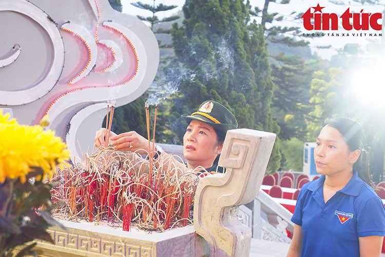 Церемония зажжения свечей в знак уважения героям, пропагандируя моральные традиции «Пей воду, помни об источнике». (Фото: газеты Tin tức)