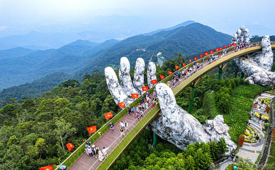 Туристы посещают Золотой мост в Sun World Ba Na Hills. (Фото: ВИА)